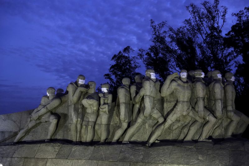 © Reuters. Estátuas do Monumento às Bandeiras, em São Paulo, com máscaras de proteção
