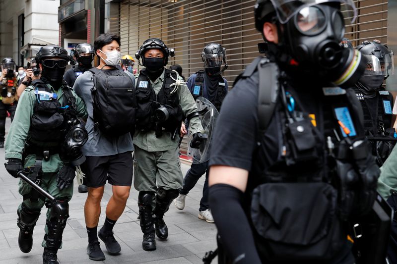 &copy; Reuters. Policiais detêm manifestante durante protesto em Hong Kong