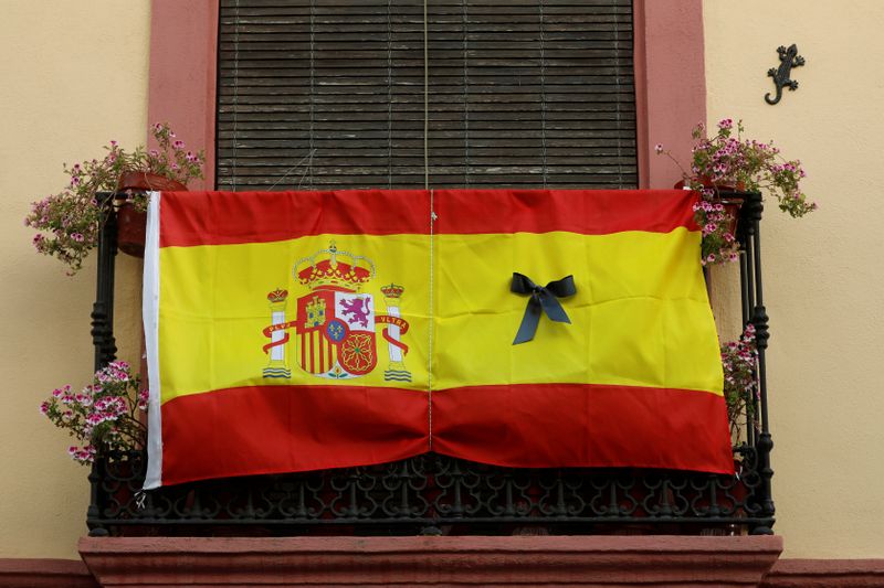 &copy; Reuters. Bandeira da Espanha com marca de luto em varanda de apartamento em Ronda, na Espanha