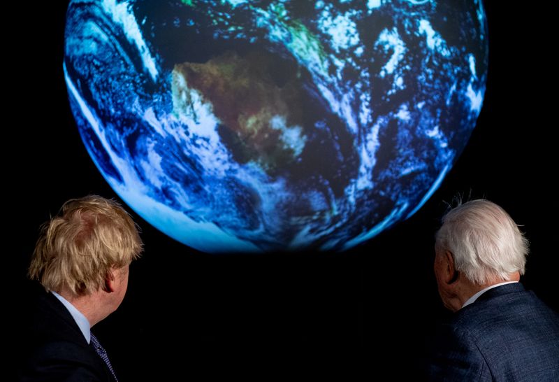 © Reuters. Premiê Boris Johnson e David Attenborough observam projeção da Terra durante conferêcia sobre clima