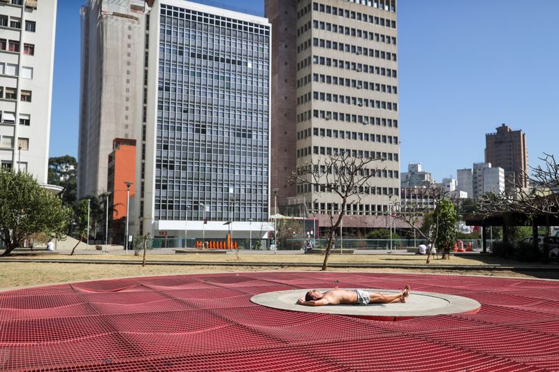 &copy; Reuters. Homem toma sol em parque de São Paulo