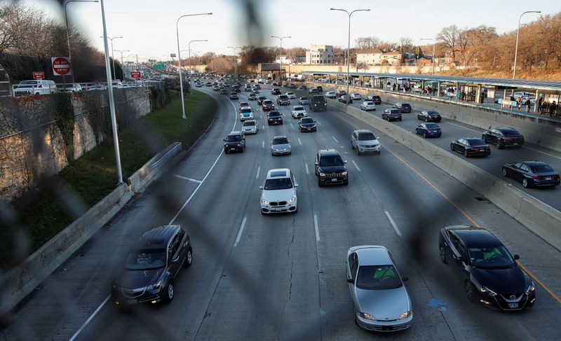 &copy; Reuters. Cars fill the roads as people travel before the Thanksgiving Day holiday in Chicago