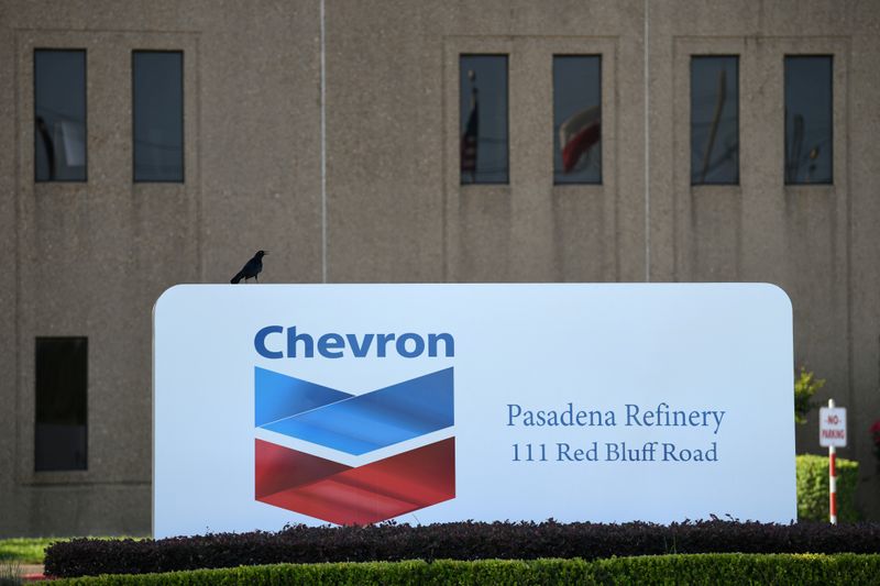 © Reuters. FILE PHOTO: An entrance sign at the Chevron refinery, located near the Houston Ship Channel, is seen in Pasadena