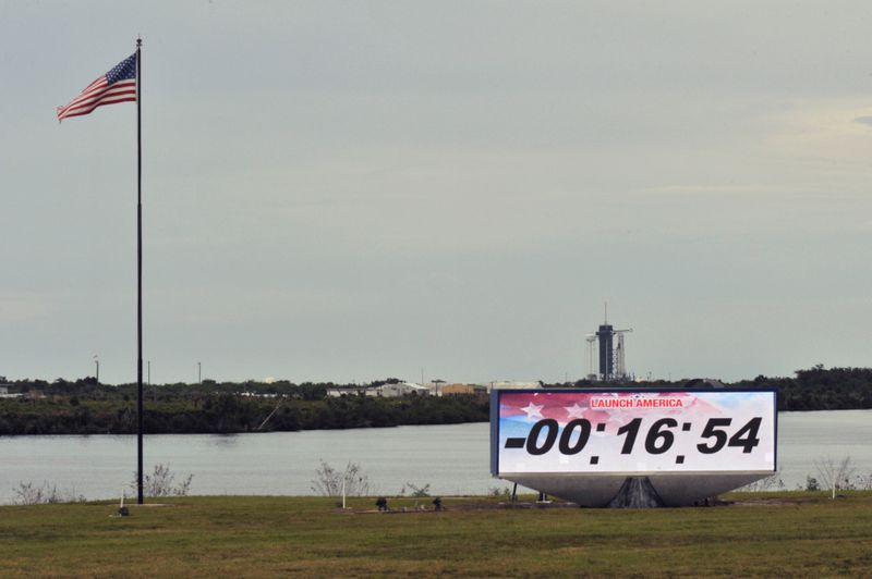 &copy; Reuters. Momento do adiamento de lançamento de nave da SpaceX em Cabo Canaveral, na Flórida