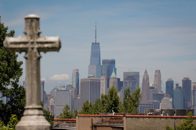 © Reuters. A view of One World Trade Center and lower Manhattan from The Green-Wood Cemetery, during the outbreak of the coronavirus disease (COVID-19) in Brooklyn, New York