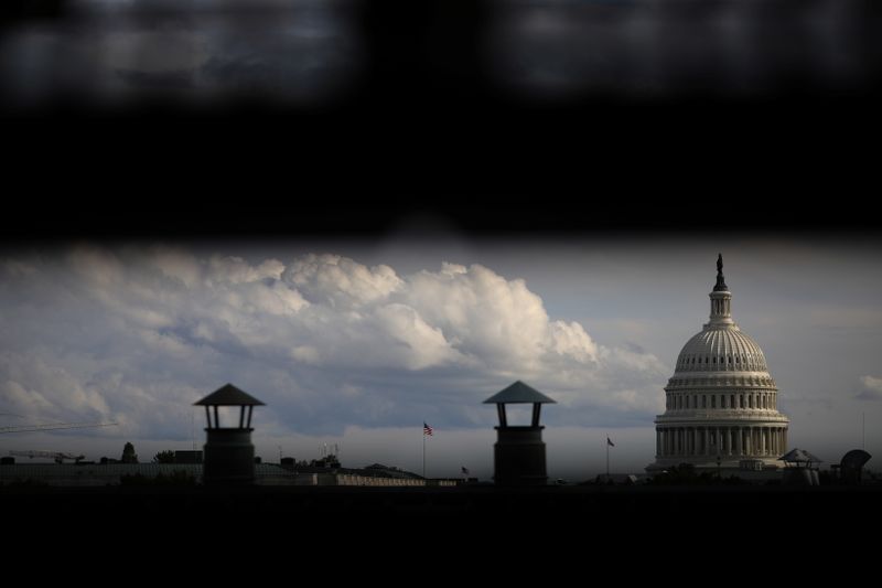 © Reuters. The U.S. Capitol Rotunda is pictured on Capitol Hill in Washington, U.S., as the death toll from the coronavirus disease (COVID-19) pandemic exceeds 100,000 victims