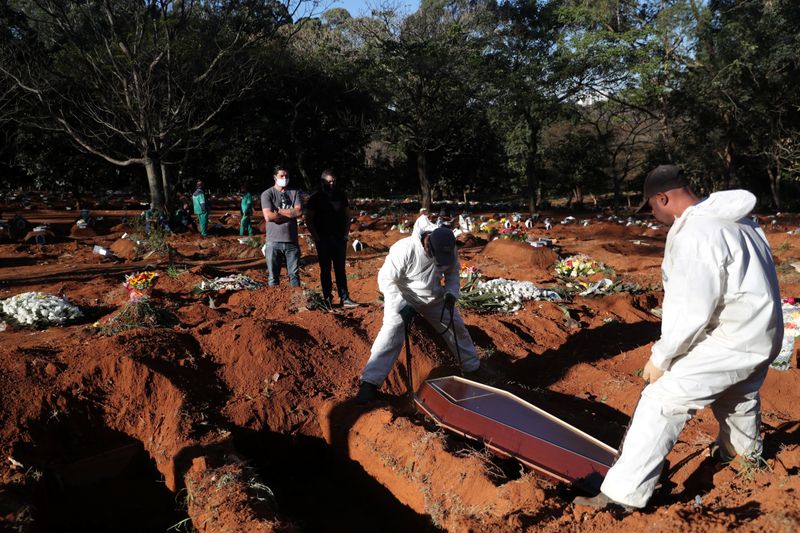 &copy; Reuters. Sepultureros trabajan en Vila Formosa, el cementerio más grande de Brasil, en Sao Paulo