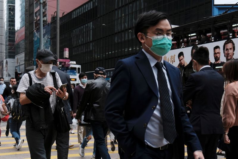 &copy; Reuters. People wear protective face masks as they take their lunch breaks at the financial Central district, following the outbreak of the new coronavirus, in Hong Kong