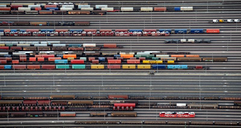 &copy; Reuters. Погрузка контейнеров и вагонов на грузовые поезда недалеко от Гамбурга