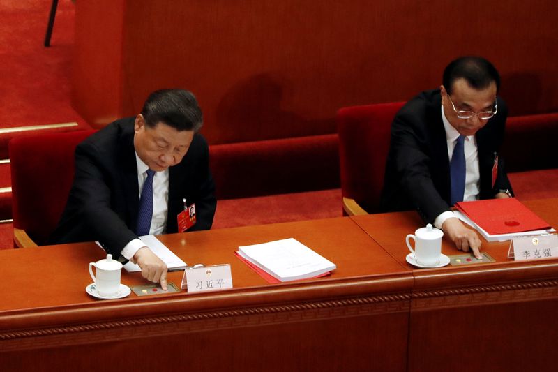 &copy; Reuters. Chinese President Xi Jinping and Premier Li Keqiang cast their votes on the national security legislation for Hong Kong Special Administrative Region at the closing session of NPC in Beijing