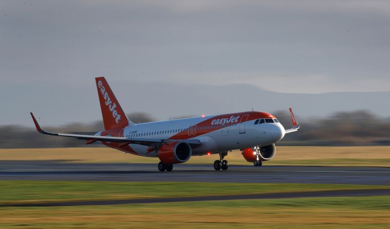 &copy; Reuters. Самолет Easyjet на взлетной полосе в аэропорту Манчестера