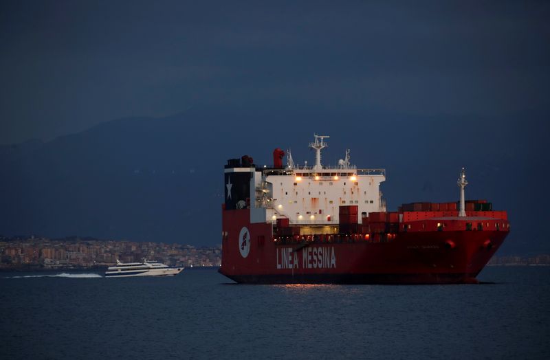 &copy; Reuters. Una nave cargo ferma, mentre l&apos;Italia fatica a contenere la diffusione del coronavirus a Napoli