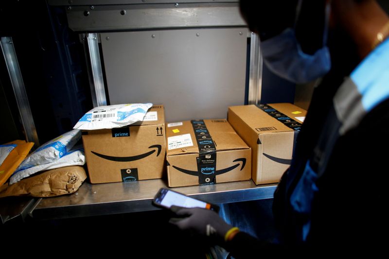 &copy; Reuters. FILE PHOTO: An Amazon worker delivers packages