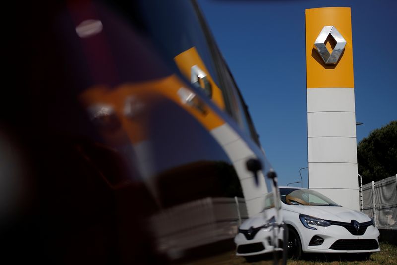 &copy; Reuters. A logo of Renault carmaker is pictured at a dealership in Nantes