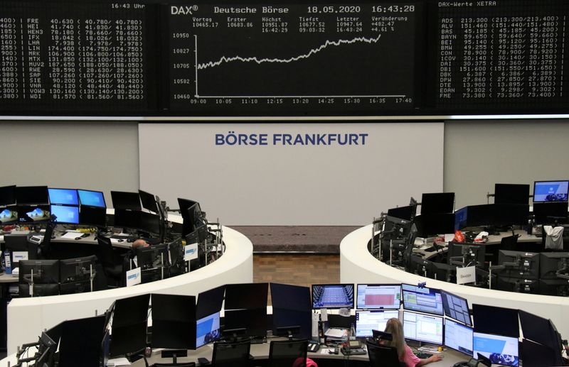 &copy; Reuters. Il grafico dell&apos;indice tedesco DAX nella sede della Borsa di Francoforte, Germania
