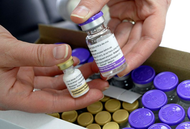 &copy; Reuters. FILE PHOTO: File photo of a nurse holding a bottle of the Pandemrix H1N1 flu vaccine and a bottle of the vaccine&apos;s adjuvant at a health centre in Burgos