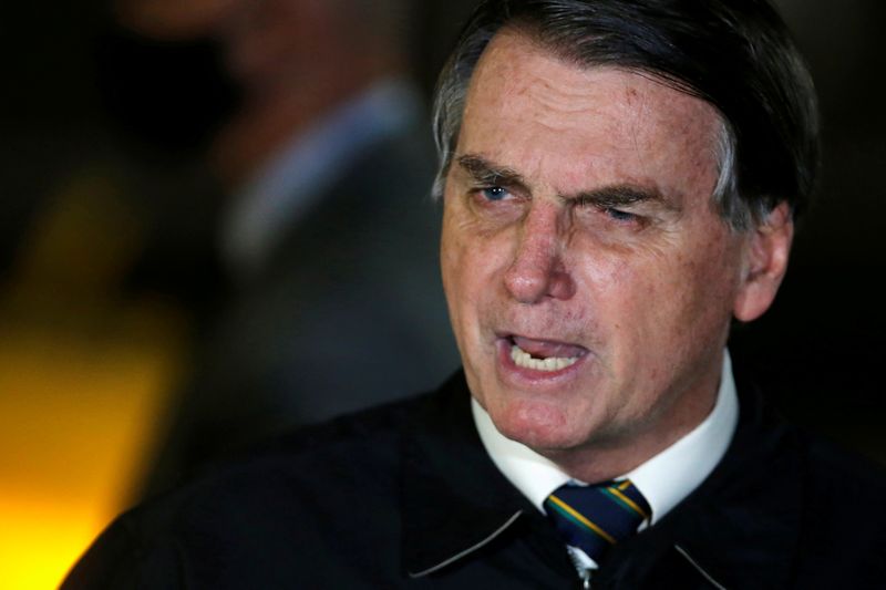 © Reuters. Presidente Jair Bolsonaro chega ao Palácio da Alvorada, em Brasília