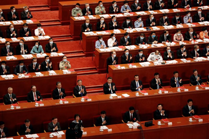 &copy; Reuters. Presidente Xi Jinping e outras autoridades aplaudem aprovação da lei de segurança nacional para Hong Kong