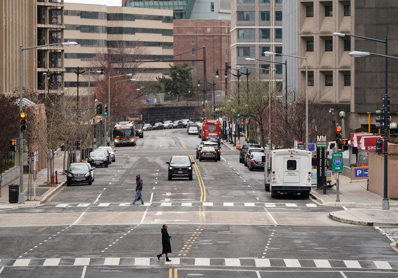 &copy; Reuters. FILE PHOTO:  A few pedestrians walk through streets in Washington