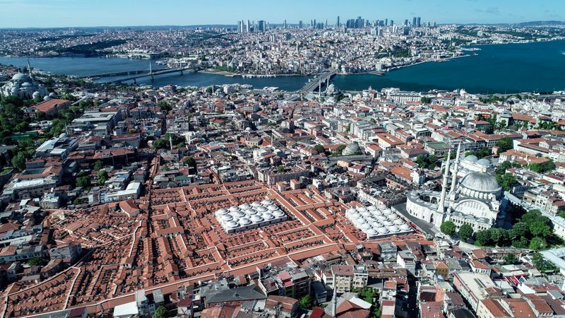 &copy; Reuters. FOTO DE ARCHIVO: Una vista aérea del Gran Bazar, en Estambul, Turquía, el 26 de mayo de 2020