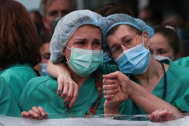 &copy; Reuters. Agentes de saúde prestam homenagem a colega morto por coronavírus em Leganes, Espanha