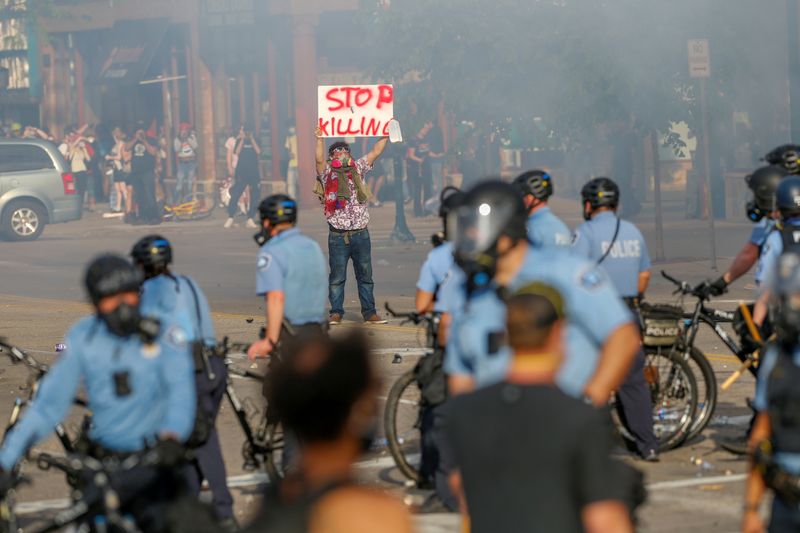 &copy; Reuters. Manifestantes protestam contra polícia de Mineápolis após morte de homem negro