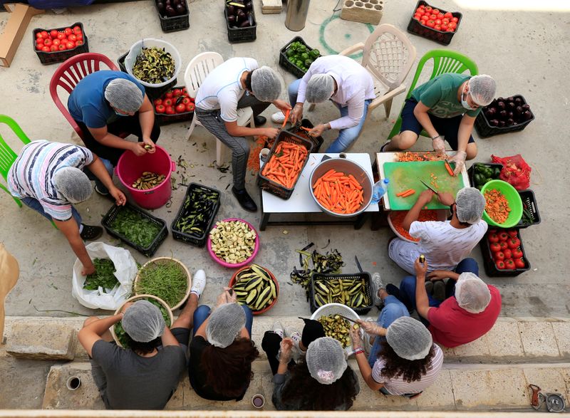 &copy; Reuters. العشاء خبز ولا لحم لأسر لبنانية دفعتها الأزمة إلى براثن الفقر