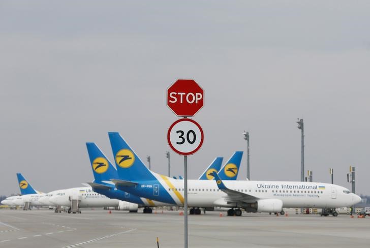 © Reuters. Самолеты Международных авиалиний Украины в аэропорту Борисполь