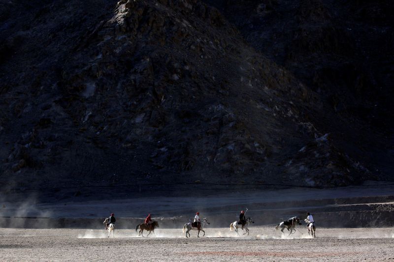 &copy; Reuters. FILE PHOTO: The Wider Image: Tradition and tourism in the Indian Himalayas