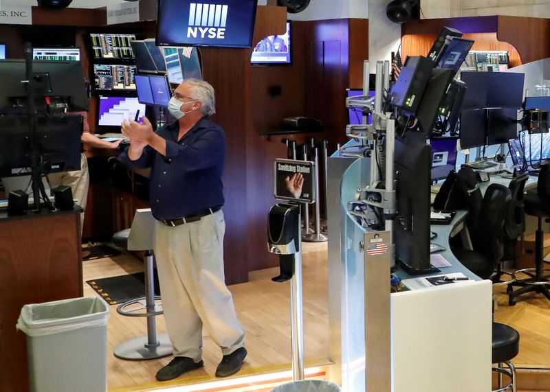 &copy; Reuters. FOTO DE ARCHIVO: Un operador con mascarilla reacciona al timbre de cierre de la Bolsa de Valores de Nueva York (NYSE) en Nueva York, EEUU, el 26 de mayo de 2020