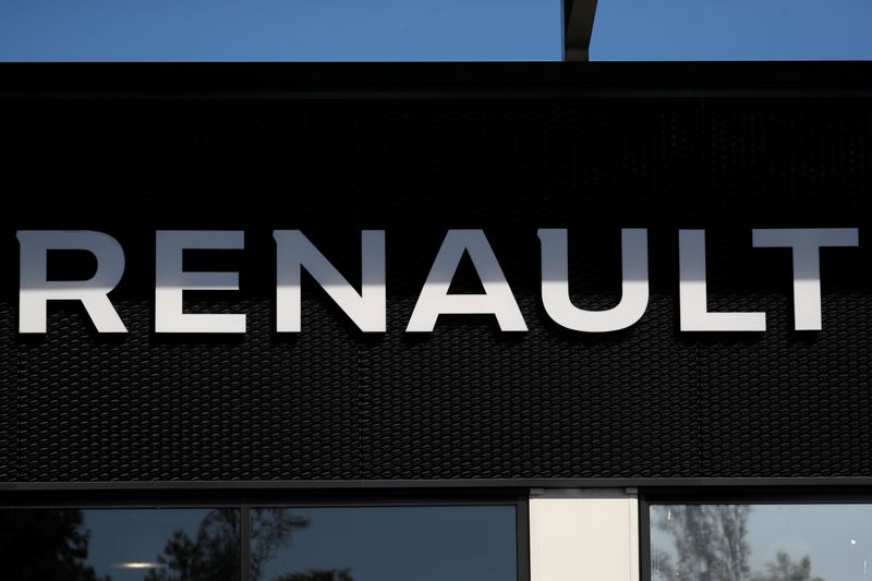 &copy; Reuters. A logo of Renault carmaker is pictured at a dealership in Nantes