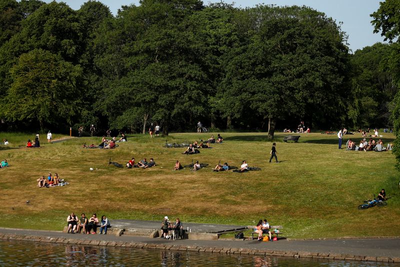 &copy; Reuters. Residentes de Liverpool disfrutan del sol en Sefton Park, luego de que las autoridades relajaron algunas restricciones ordenadas por el coronavirus. REUTERS/Jason Cairnduff