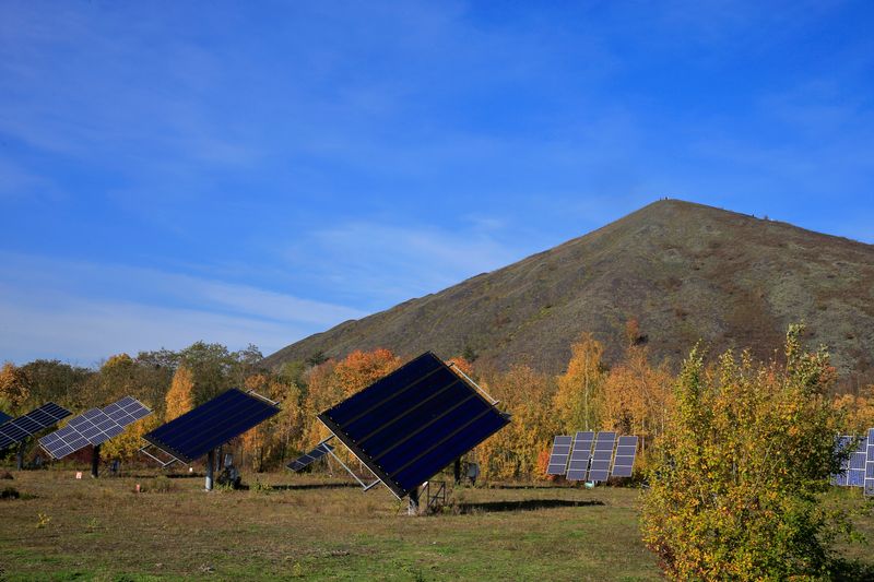 &copy; Reuters. Painéis de energia solar em campo da França