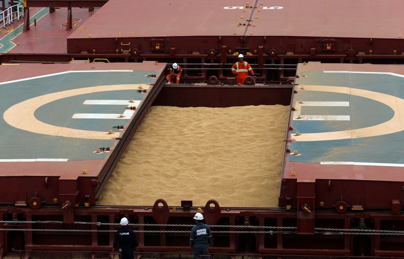 © Reuters. Navio carregado com soja para exportação no Porto de Santos (SP)