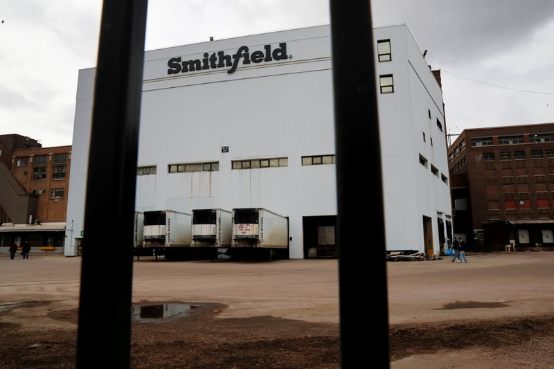 © Reuters. Unidade da Smithfield Foods em Sioux Falls, Dakota do Sul, que foi fechada por causa do coronavírus