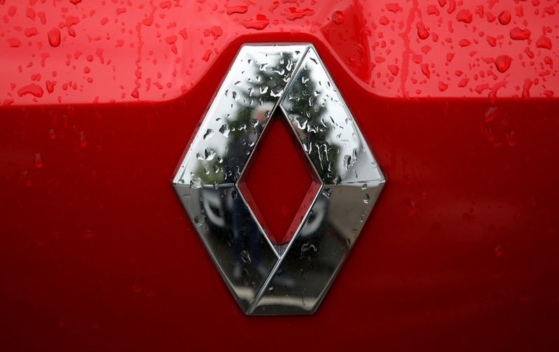 &copy; Reuters. The logo of French car manufacturer Renault is seen on a car at a dealership of the company in Vendenheim near Strasbourg