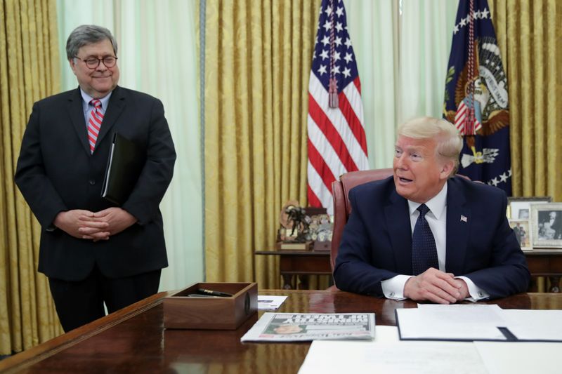 © Reuters. U.S. President Trump signs executive order regarding social media companies at the White House in Washington