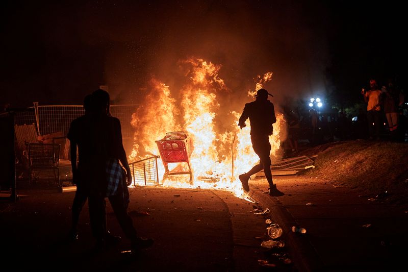 &copy; Reuters. Protesters gather near the Minneapolis Police third precinct