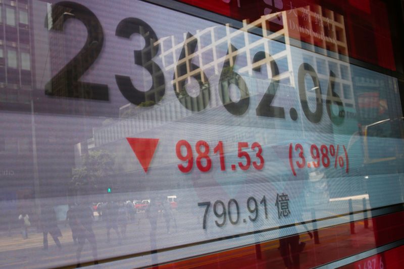 &copy; Reuters. FILE PHOTO: A panel displays the Hang Seng Index during afternoon trading, in Hong Kong