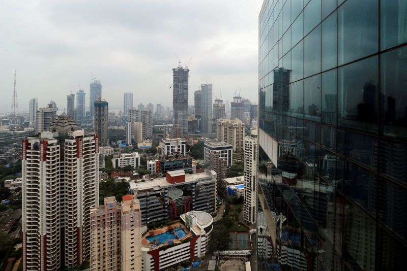 © Reuters. FILE PHOTO: General view of Mumbai's central financial district