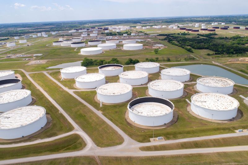 &copy; Reuters. FILE PHOTO: Crude oil storage tanks are seen in an aerial photograph at the Cushing oil hub