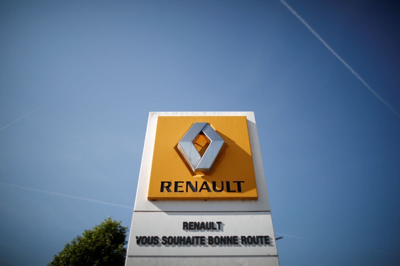 &copy; Reuters. Логотип Renault на заводе автопроизводителя во Флене