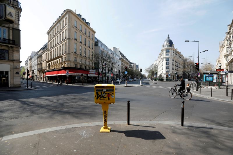 &copy; Reuters. FILE PHOTO: Coronavirus disease (COVID-19) outbreak in Paris