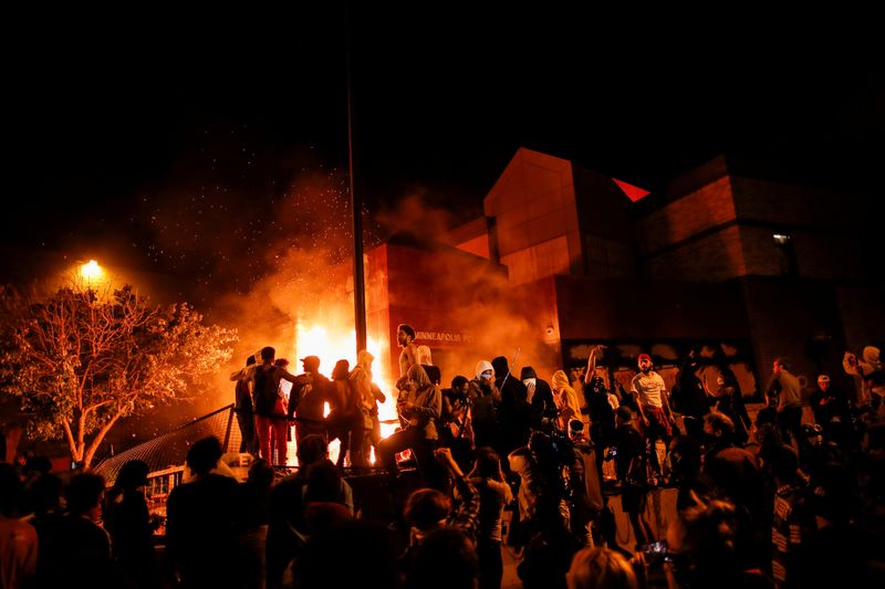 &copy; Reuters. Manifestantes después de incendiar la entrada de una comisaría de policía en Minneapolis, Minnesota, EEUU