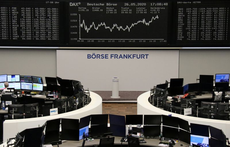 &copy; Reuters. Электронное табло с графиком индекса DAX на Франкфуртской фондовой бирже