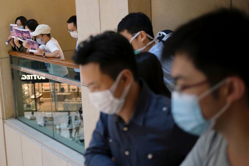 &copy; Reuters. Manifestantes pro-democracia sostienen papeles con banderas nacionales de los Estados Unidos durante una protesta contra los planes de Pekín de imponer una legislación de seguridad nacional en Hong Kong, China