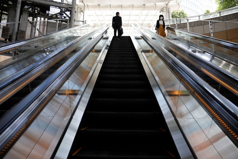 &copy; Reuters. アングル：夏に倒産急増か、少ない地銀の与信費用　「嵐」再来に構える当局