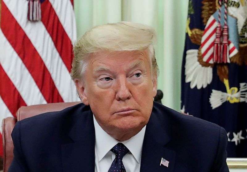 © Reuters. FILE PHOTO: U.S. President Trump signs executive order regarding social media companies at the White House in Washington