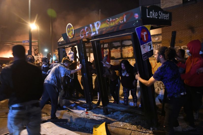 &copy; Reuters. Protesters gather near the Minneapolis Police third precinct