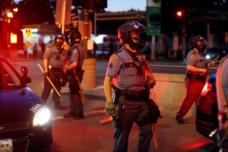 &copy; Reuters. Policiais entram em confronto com manifestantes após morte de homem negro em Mineápolis